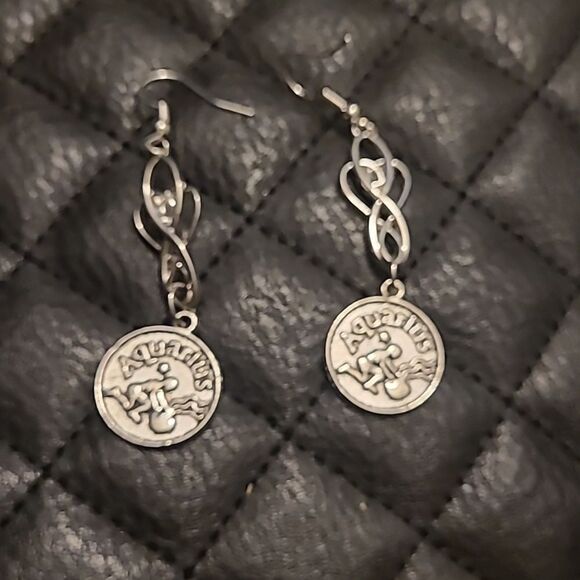 AQUARIUS Emblem Earrings - Picture 1 of 2